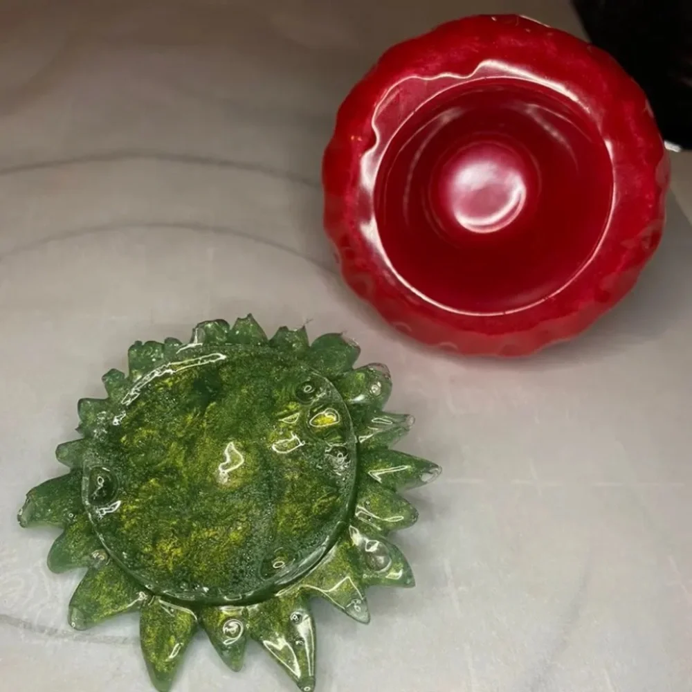 Resin jewelry holder with a lid